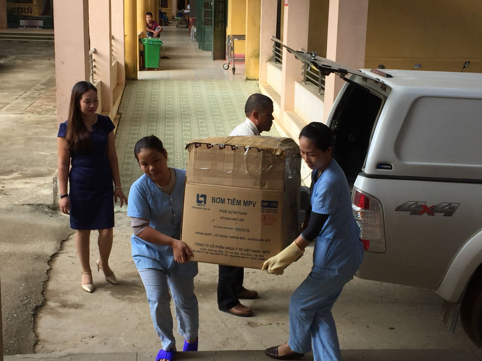 300 bộ quần áo các loại do cán bộ Trung tâm Y tế huyện Hữu Lũng quyên góp được để ủng hộ cho bệnh nhân đang điều trị tại Trung tâm Y tế huyện Đà Bắc tỉnh Hòa Bình