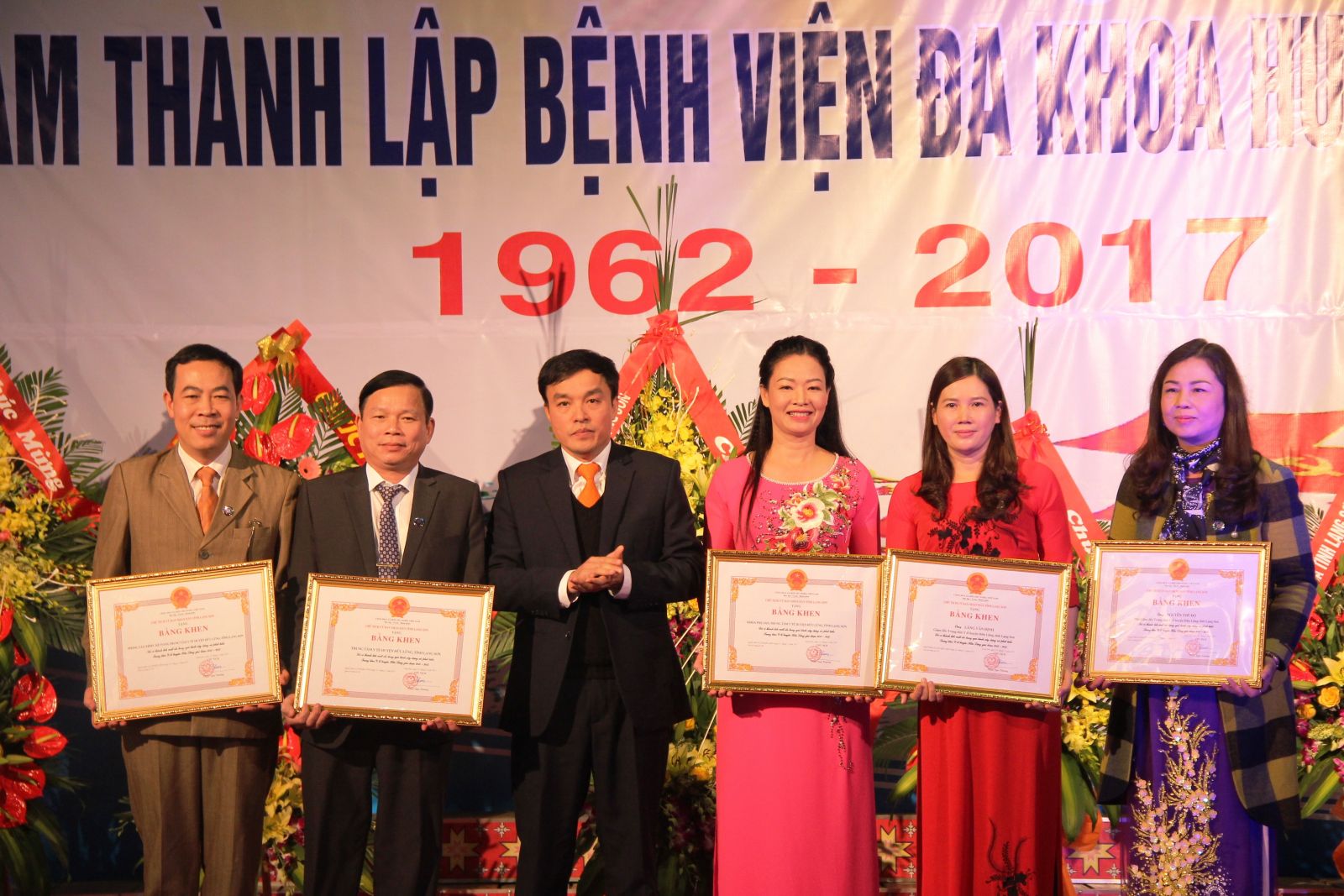 Ảnh: Đồng chí Nguyễn Thế Toàn - Giám đốc sở Y tế - trao tặng Bằng khen của Chủ tịch Ủy ban nhân dân tỉnh cho các tập thể, cá nhân của Trung tâm Y tế huyện Hữu Lũng “Đã có thành tích xuất sắc trong quá trình xây dựng và phát triển Trung tâm Y tế huyện Hữu Lũng giai đoạn 2012 – 2017”