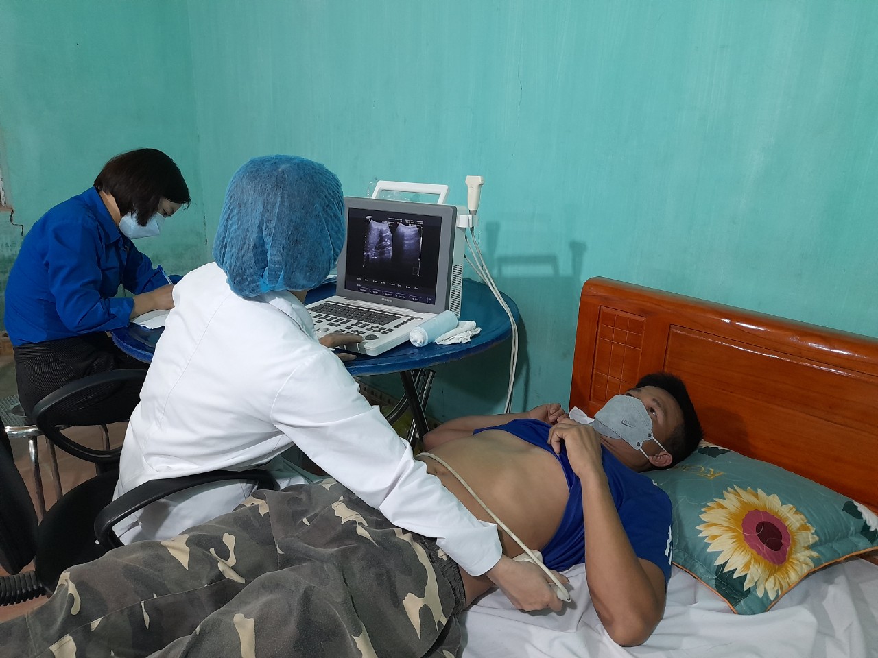 Hội thầy thuốc trẻ Chi đoàn Trung tâm Y tế Hữu Lũng khám bệnh và tư vấn miễn phí cho người lao động tại xã Đồng Tiến