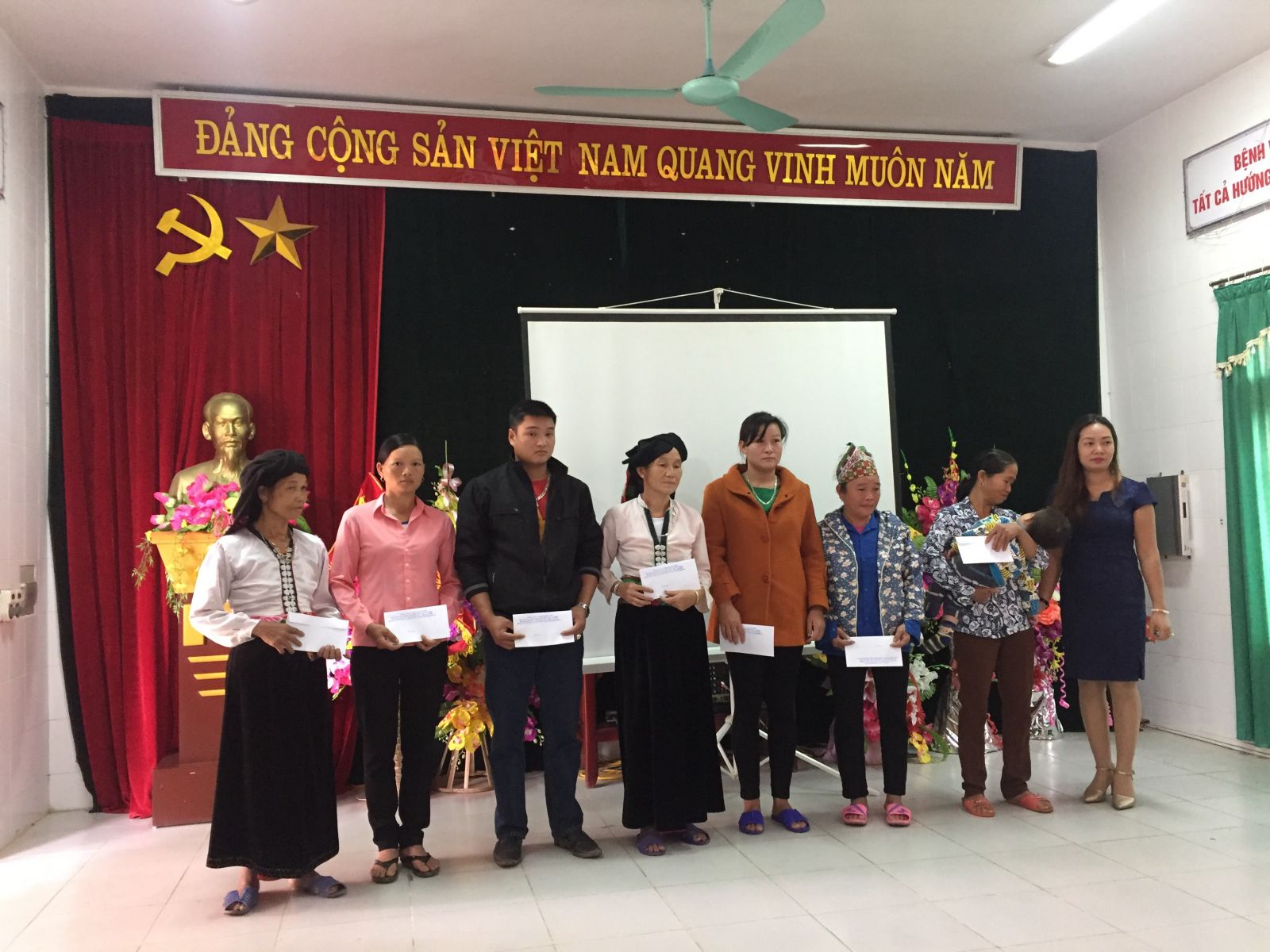 Trung tâm y tế Hữu Lũng ủng hộ bệnh nhân sau mưa lũ tại huyện Đà Bắc tỉnh Hòa Bình