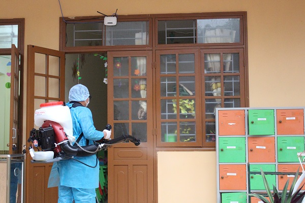 Trung tâm Y tế huyện Hữu Lũng thực hiện phun dung dịch khử khuẩn tại các trường học phòng dịch bệnh virus Corona
