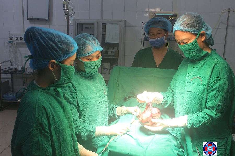 TTYT Hữu Lũng phẫu thuật cấp cứu cho bệnh nhân bị u nang buồng trứng xoắn 2 vòng