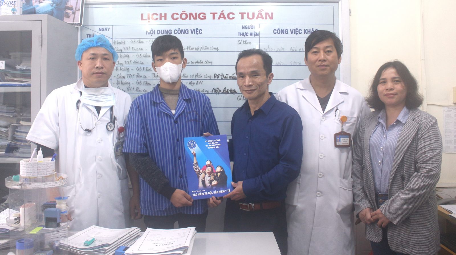 Tặng quà nhân dịp Tết Nguyên Đán Giáp Thìn cho bệnh nhân có hoàn cảnh khó khăn đang điều trị tại Trung tâm Y tế