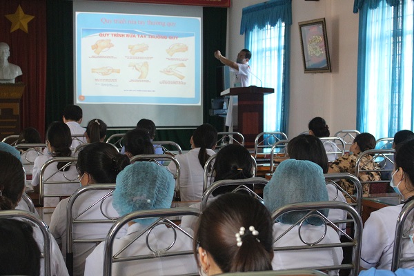 Trung tâm Y tế Hữu Lũng tổ chức tập huấn quản lý chất thải y tế - vệ sinh tay