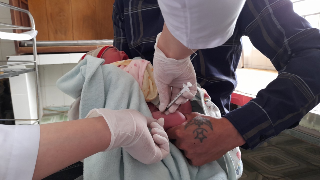 Tiêm phòng viêm gan B cho trẻ sơ sinh tại Trung tâm Y tế Hữu Lũng