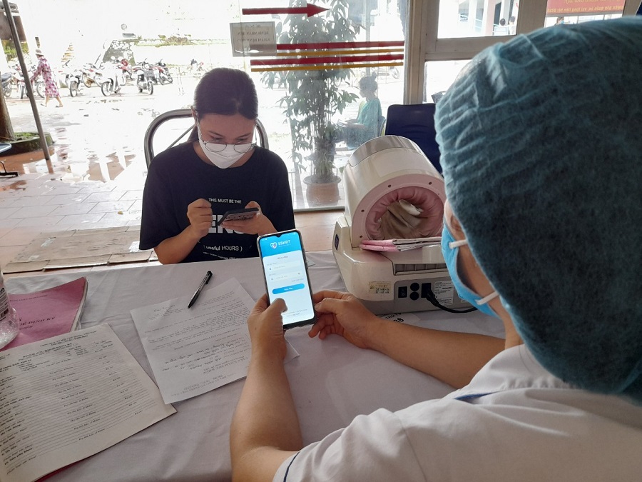 Cán bộ y tế hướng dẫn người dân cài đặt ứng dụng “Sổ sức khỏe điện tử” khi đến khám tại Trung tâm Y tế Hữu Lũng và các trạm Y tế xã, thị trấn