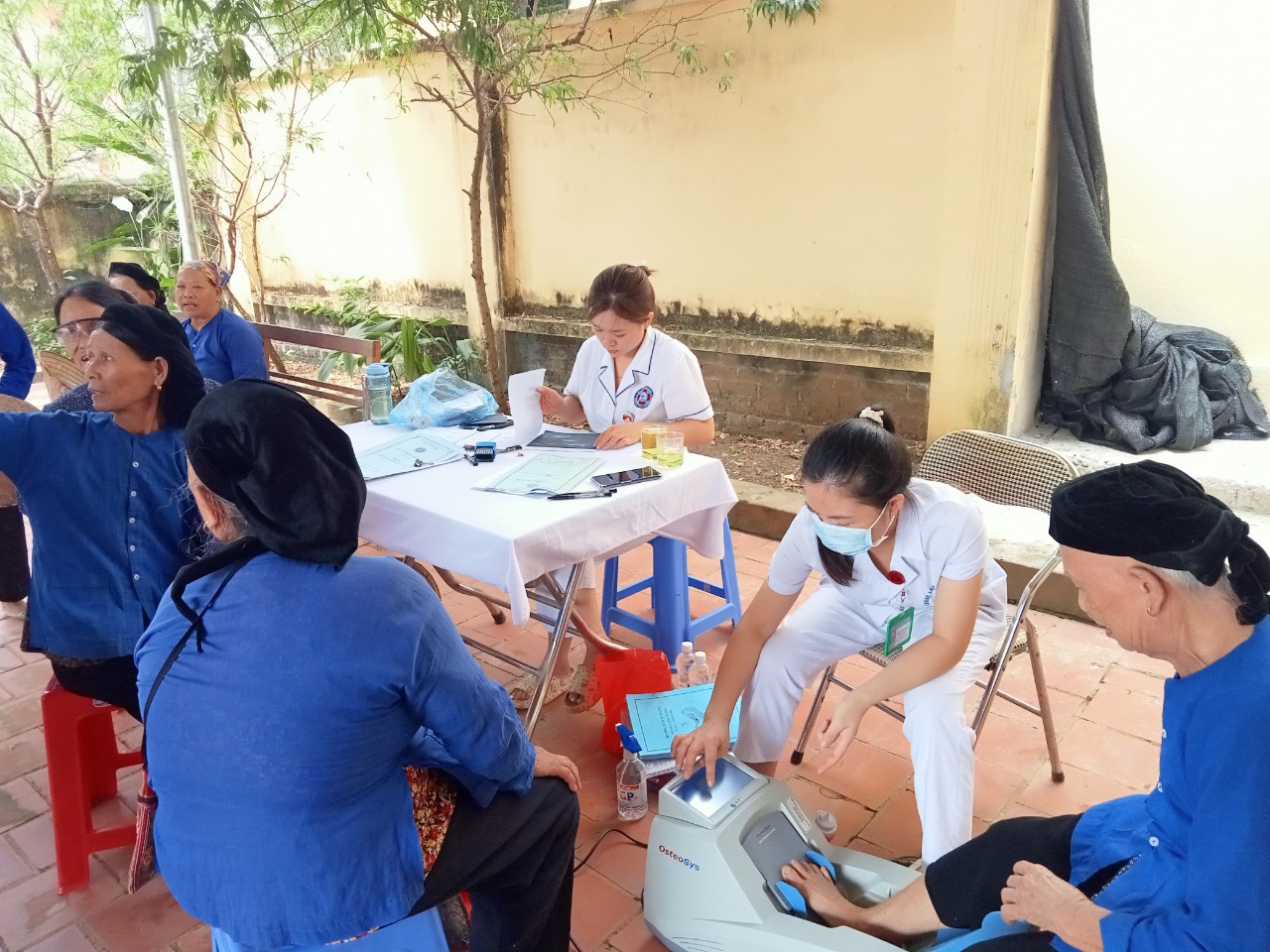 Trung tâm Y tế tiếp tục thực hiện kế hoạch chăm sức khoẻ người cao tuổi tại xã Hoà Bình