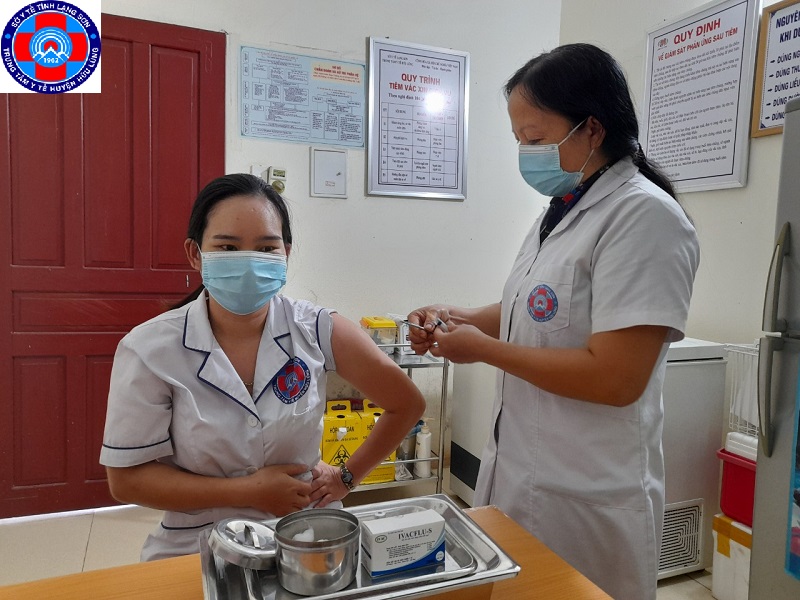 Hơn 320 nhân viên y tế của Trung tâm Y tế Hữu Lũng được tiêm vắc xin cúm mùa cho toàn bộ