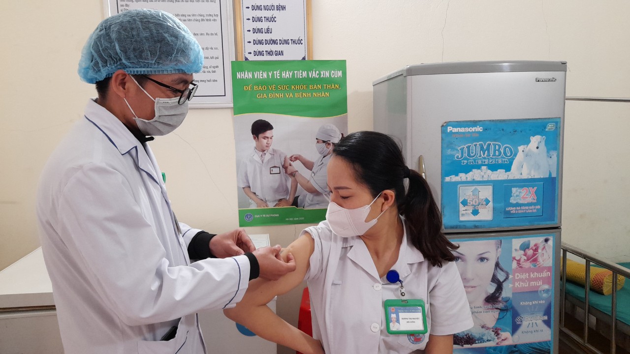 Trung tâm Y tế Hữu Lũng triển khai tiêm vắc xin cúm mùa cho viên chức, người lao động đợt 2 năm 2023
