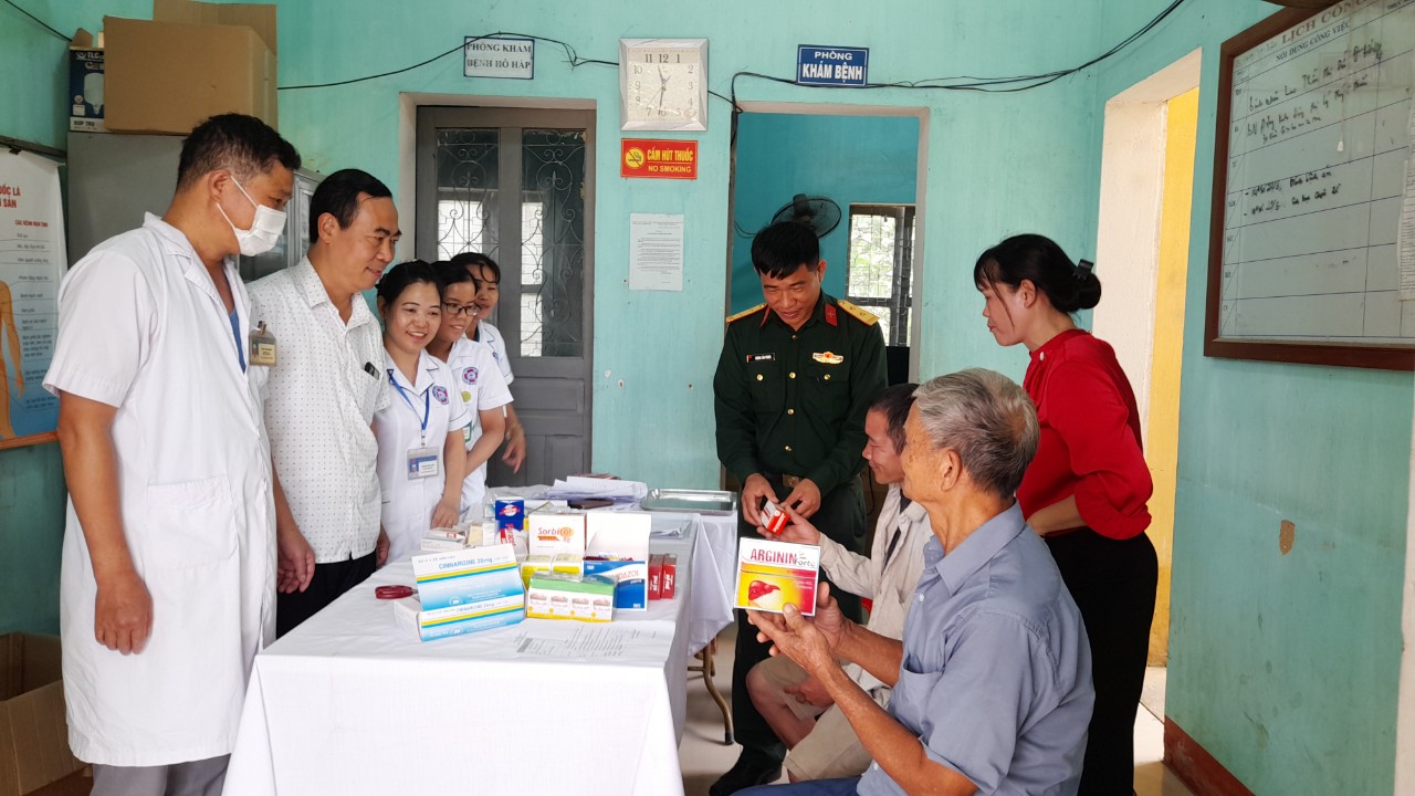 Chi đoàn TTYT Hữu Lũng tham gia chương trình Khám bệnh nhân đạo cho người dân tại xã Thiện Tân